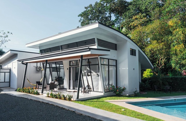 Elegant house with a pool in the center of Uvita.