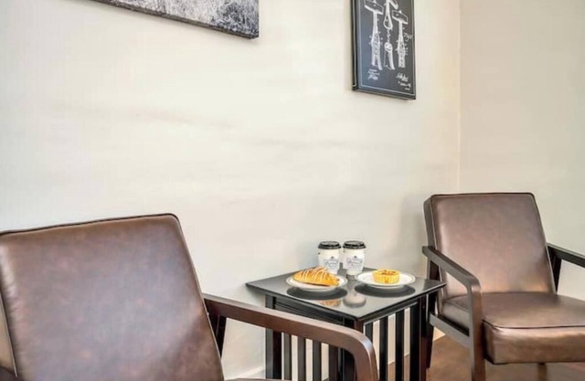 Elegant King Room, Walk to Best Wineries in Napa Valley