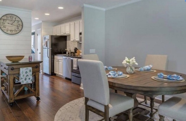 Elegant lagoon villa near ocean