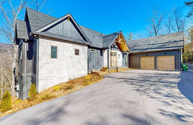 Elegant mountain cabin with hot tub, game room, firepit, and stunning views