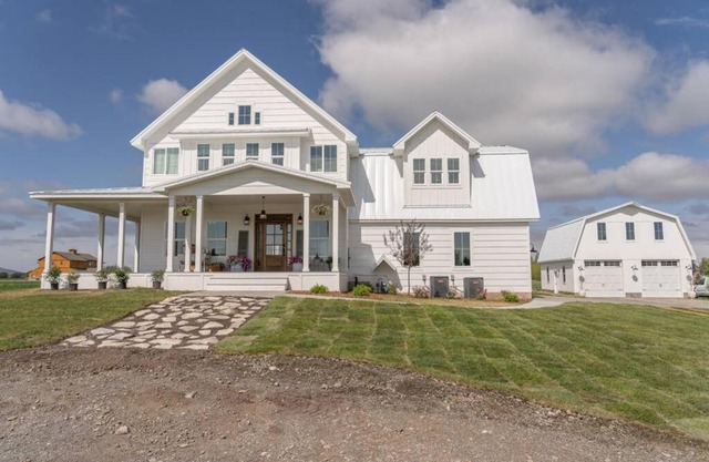 Elegant Oxbow Farmhouse-Sleeps 20 (More pics soon)