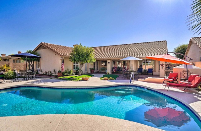 Elegant Peoria Home: Pool, Putting Green, Fire Pit