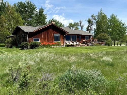 Elegant Vacation Home with Aspen Grove & Mountain Views near Ennis Lake in McAllister, Montana