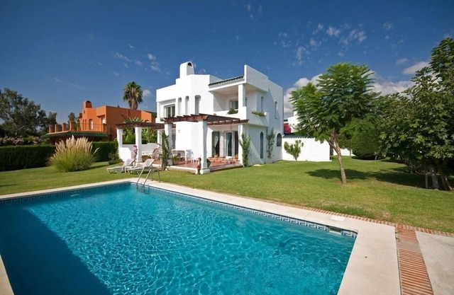 ELEGANT VILLA WITH NICE SWIMMING POOL IN FIRST LINE OF THE GOLF OF MARBELLA