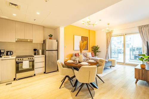 Elegant Yas Retreat - 5 min from Ferrari, SeaWorld, Formula 1, Warner Bros, Etihad Arena - Heart of Waters Edge - Waterfront Community