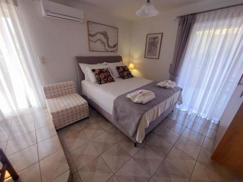 Eleni's Apartments Igoumenitsa - Γκαρσονιέρα στο ισόγειο επιπλωμένη, εξοπλισμένη