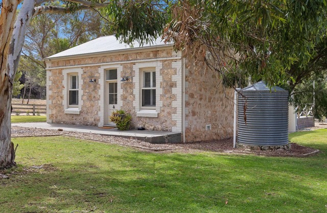 Elins Farm Cottage, family friendly