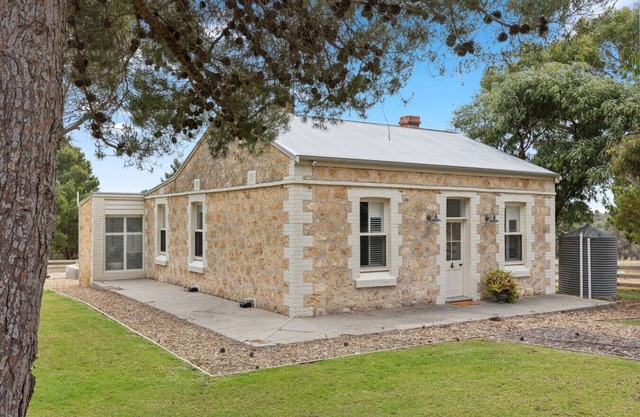 Elins Farm Cottage, family friendly