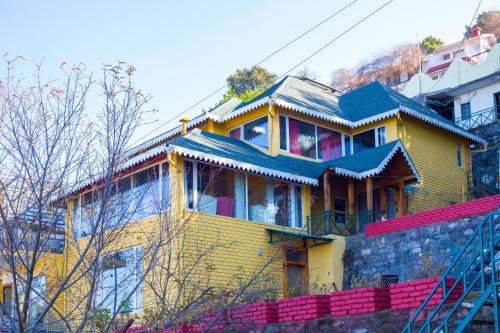 ELIVAAS Mystwood 3 BHK Hilltop Retreat