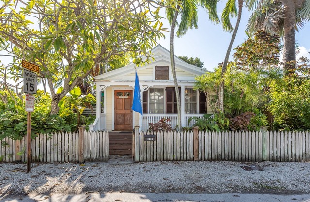 Eliza's Secret - Elegant Tropical Oasis with Private Pool & Guest House