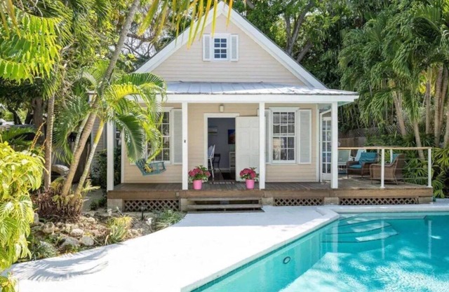 ELIZABETH'S SECRET: 3/2 In Old Town Key West, with a Private pool and Parking