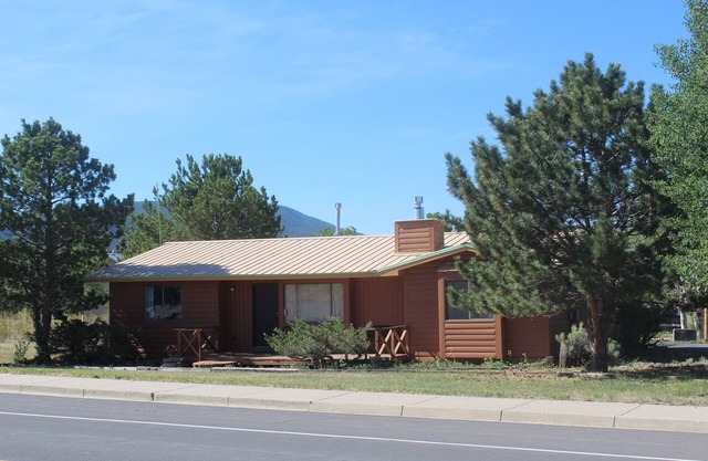 Elk View Cabin - A lovely mountain retreat. Family-friendly and dog-friendly.