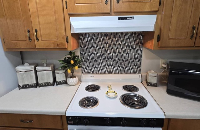 Ella's Place is a charming 3-bedroom house with AC, WiFi in East Columbus