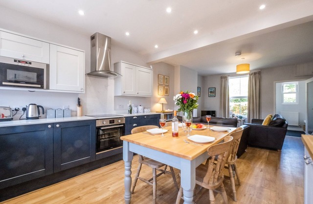 Elm Cottage - sleeps 5 guests in 3 bedrooms