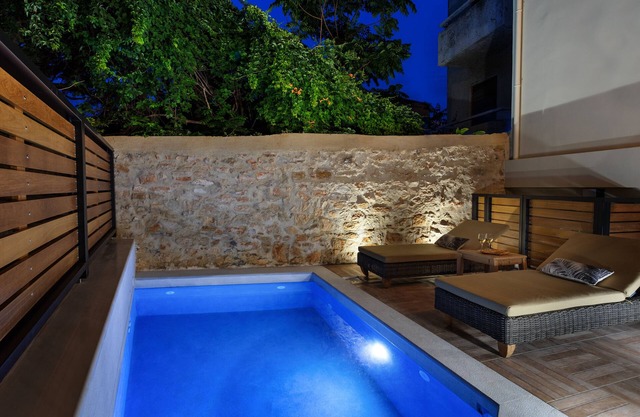 Elvina City Maizonette House with private solar heated pool