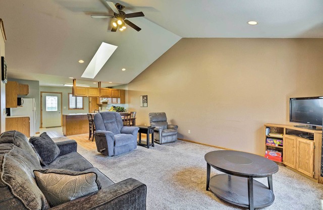 Elwood Townhome w/Patio - 7 Mi to Johnson Lake