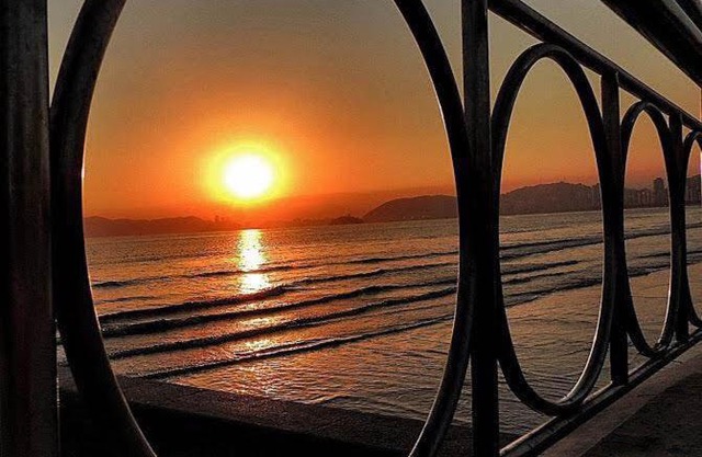 Em 5 minutos a pé tá na praia e no Shopping Praiamar Corporate, 2 quartos com ar condicionado, 2 banheiros, portaria 24 horas, elevador, 1 vaga carro gratuita, wi-fi, pets ok, enxoval, horário flexível!