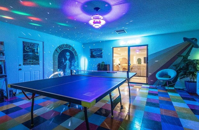 Emerald Haven! Alien Game Room - Pool - Spa - 15 Min to Joshua Tree Park!