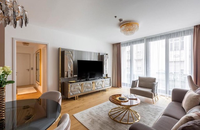 Emerald Luxury Downtown Apartment with Free Sauna & Gym
