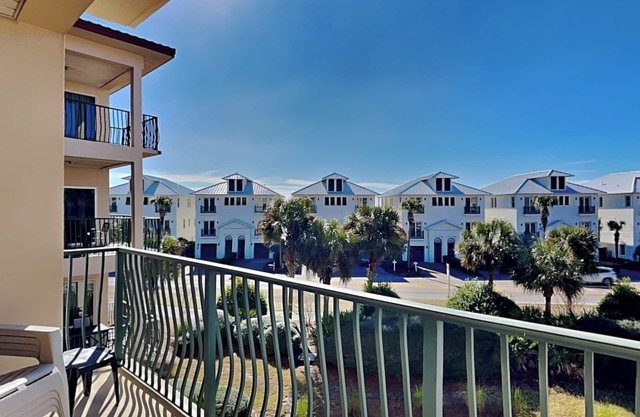 Emerald Waters Vacation Condo - Short Walk to Beach - Community Pool & Hot Tub!