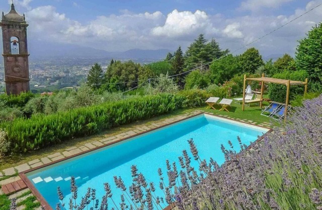 Emilia, private pool villa, view, WiFi. Lucca