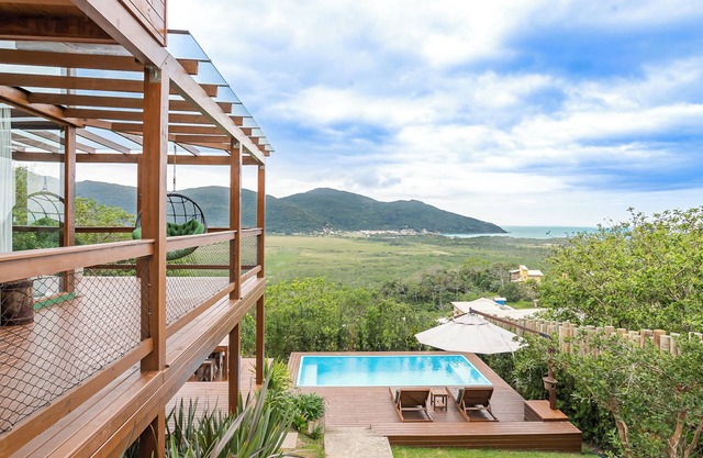 Enjoy beaches, heated pool, bathtub with comfort on your vacation.