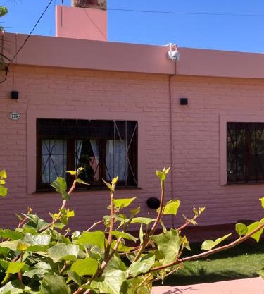 Encantadora y espaciosa casa a dos cuadras de la Laguna, con pileta y parque