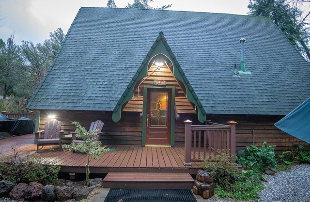 Enchanted Chalet in tranquil forest at Shasta Lake - Pool/Spa/Paddle Boards