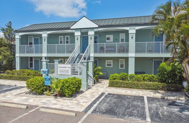Enchanted Inn/7 Private King Suites/Waterfront