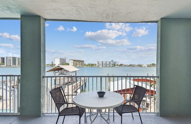Enchanted Inn Deluxe Suite #8 w/View of the Intra-costal water-way Pool, Fishin
