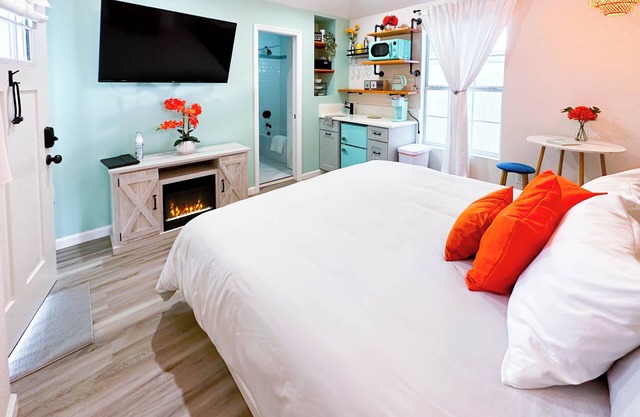 Enchanted TINY HOME SUITE near Downtown Winter Garden