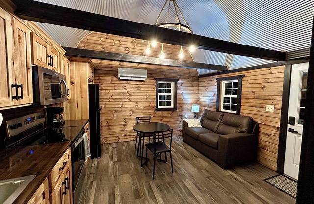 Enchanting cabin with AC in Auburn - Perfect for a cozy getaway