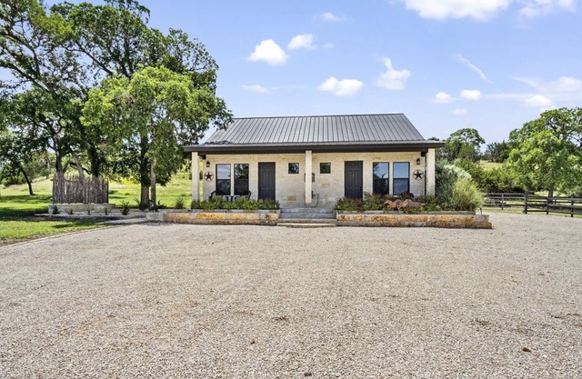 Enchanting Cottage Suite Haven near Medina River in Texas