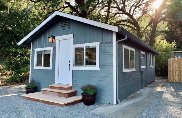 Enchanting Creekside Retreat: Your Downtown Oasis