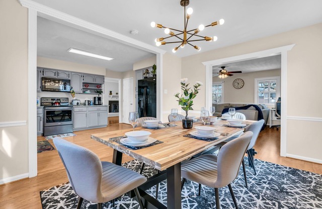 Enchanting Edge of Relaxation in Central Sterling - Spacious 6-bedroom house