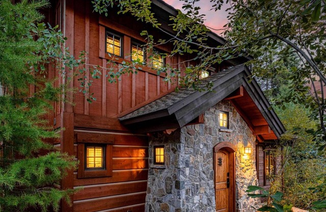 Encore Cottage @ Tamarack Resort | Cozy Ski In/Out | AC | Hot Tub