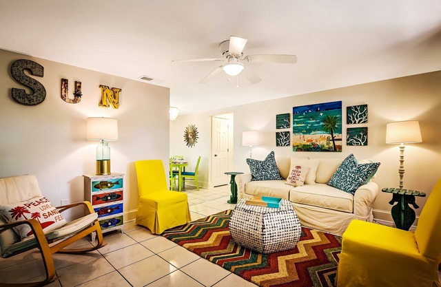 END OF SUMMER RATES! Cozy cottage central location-Private patio-3 min to beach!