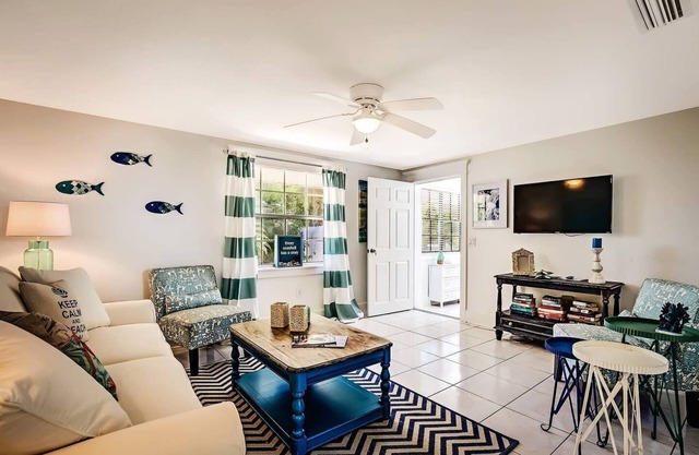 END OF SUMMER SPECIAL- Private patio-Central location & trolley-3min to beach