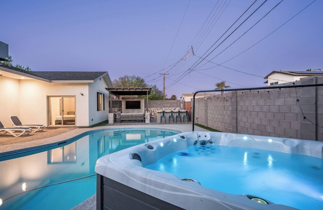 Endless entertainment and 1.5 miles from Old Town, stay at Sunbaked Terrace