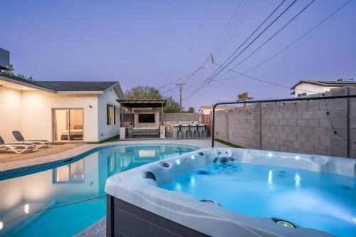 Endless entertainment and 1.5 miles from Old Town stay at Sunbaked Terrace