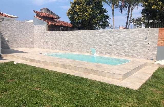 English house with pool 700m from the beach