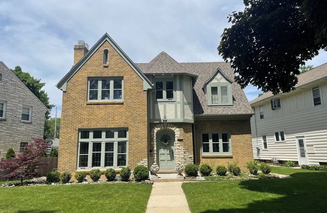 English Tudor Home, sleeps up to 10, available only for RNC, 10 min to downtown