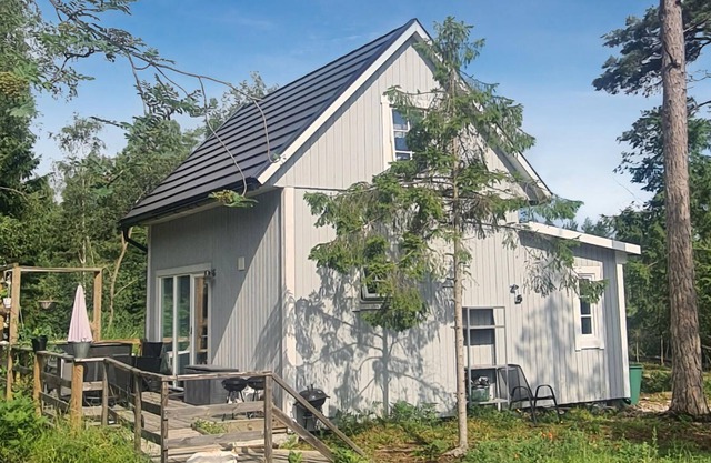 Enjoy a cozy vacation on the island of Gotland ? A cottage with many possibilities for your family.