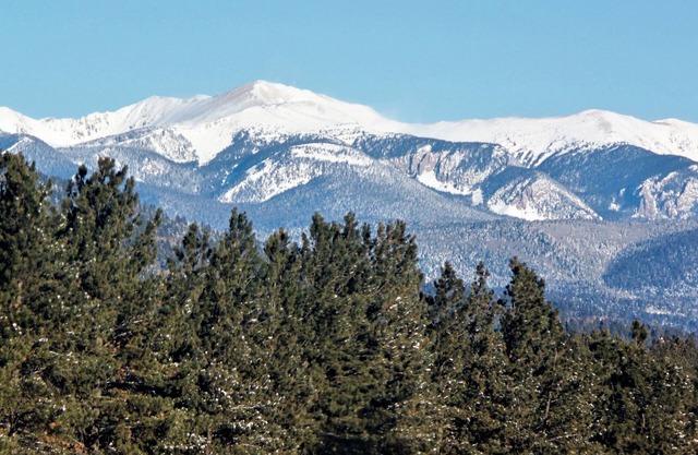 Enjoy a Get-A-Way @ this cozy log cabin on Eagle Nest Lake, in Eagle Nest NM!
