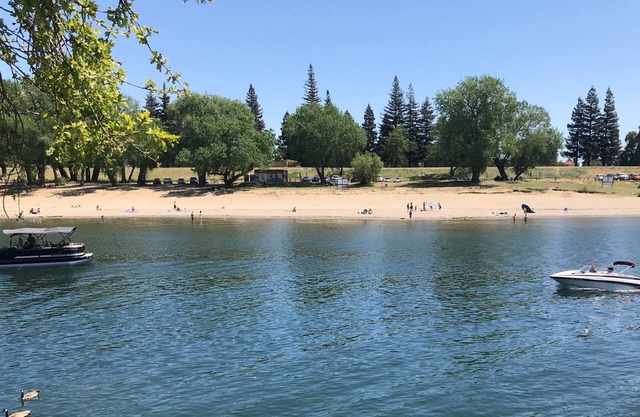 Enjoy a Homey King Suite with Plush Bedding and Full Kitchen Near Folsom Trail!