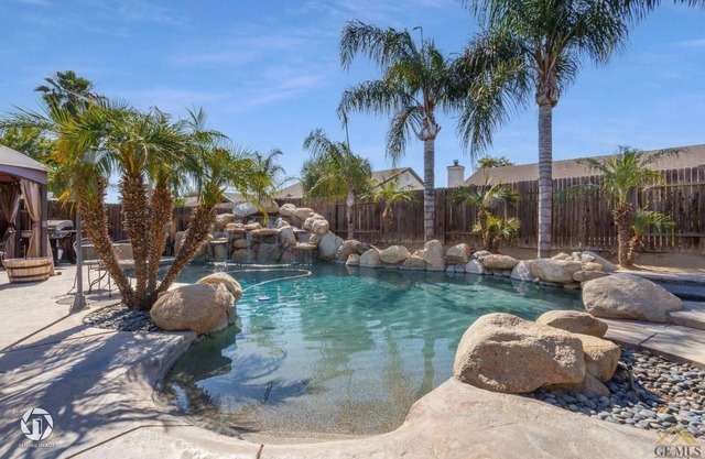 Enjoy a Mini Oasis w/Pool Waterfall 4bd/2ba Home!