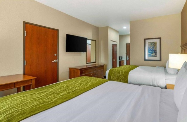 Enjoy a new look and feel at our renovated room !