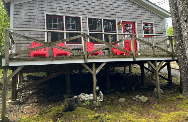 Enjoy a quiet stay at our wooded and secluded cottage!