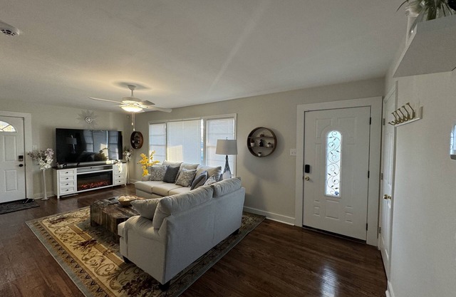 Enjoy a quiet vacation. Minutes away from airport, Tanger outlet, and shoppings