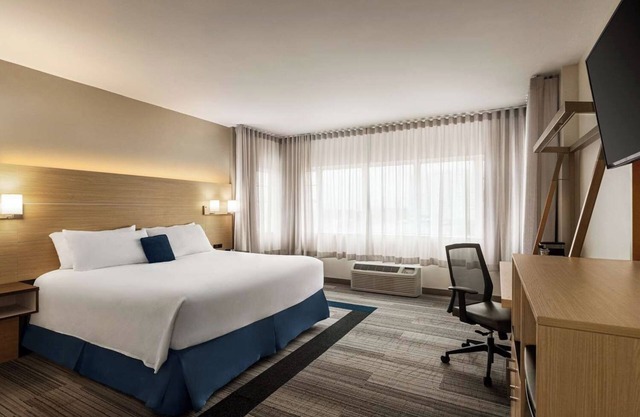 Enjoy Beachfront Room with Outdoor Pool Close to Miami Beach Boardwalk